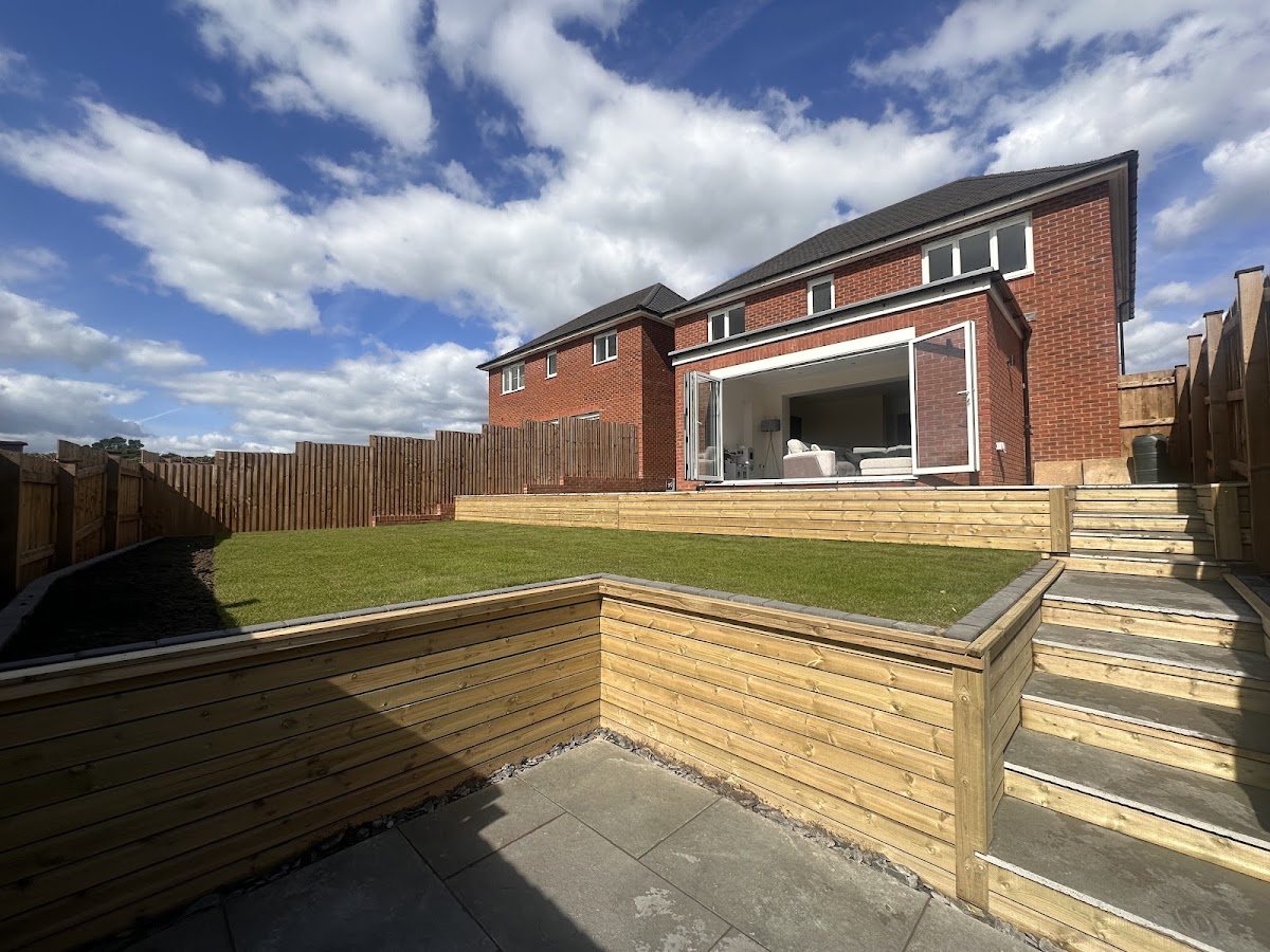 Garden walls in brick and natural stone